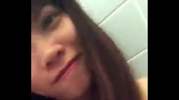 Gái xinh một mình làm trò hư hỏng