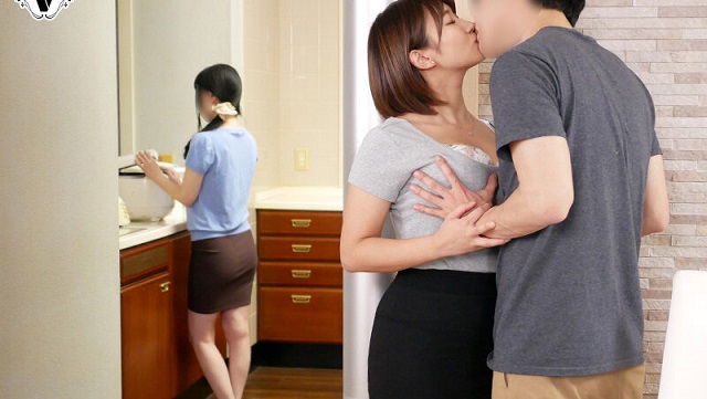 Cậu con trai lén lút đụ bạn của mẹ mình