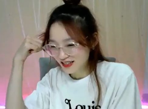Dâm nữ show bím chat sex cực dâm